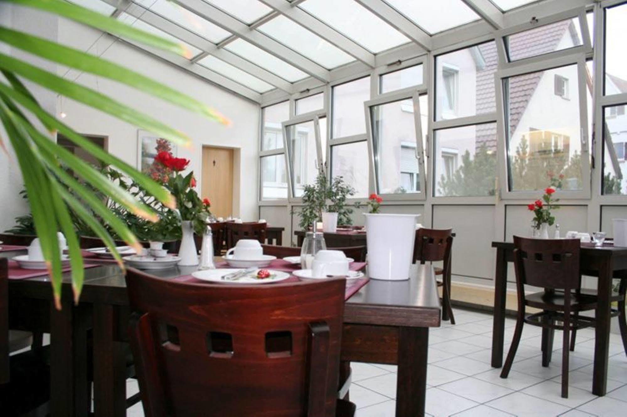 Hotel Domino Stuttgart Dış mekan fotoğraf